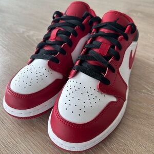 Air Jordan 1 Low Varsity red, black and white